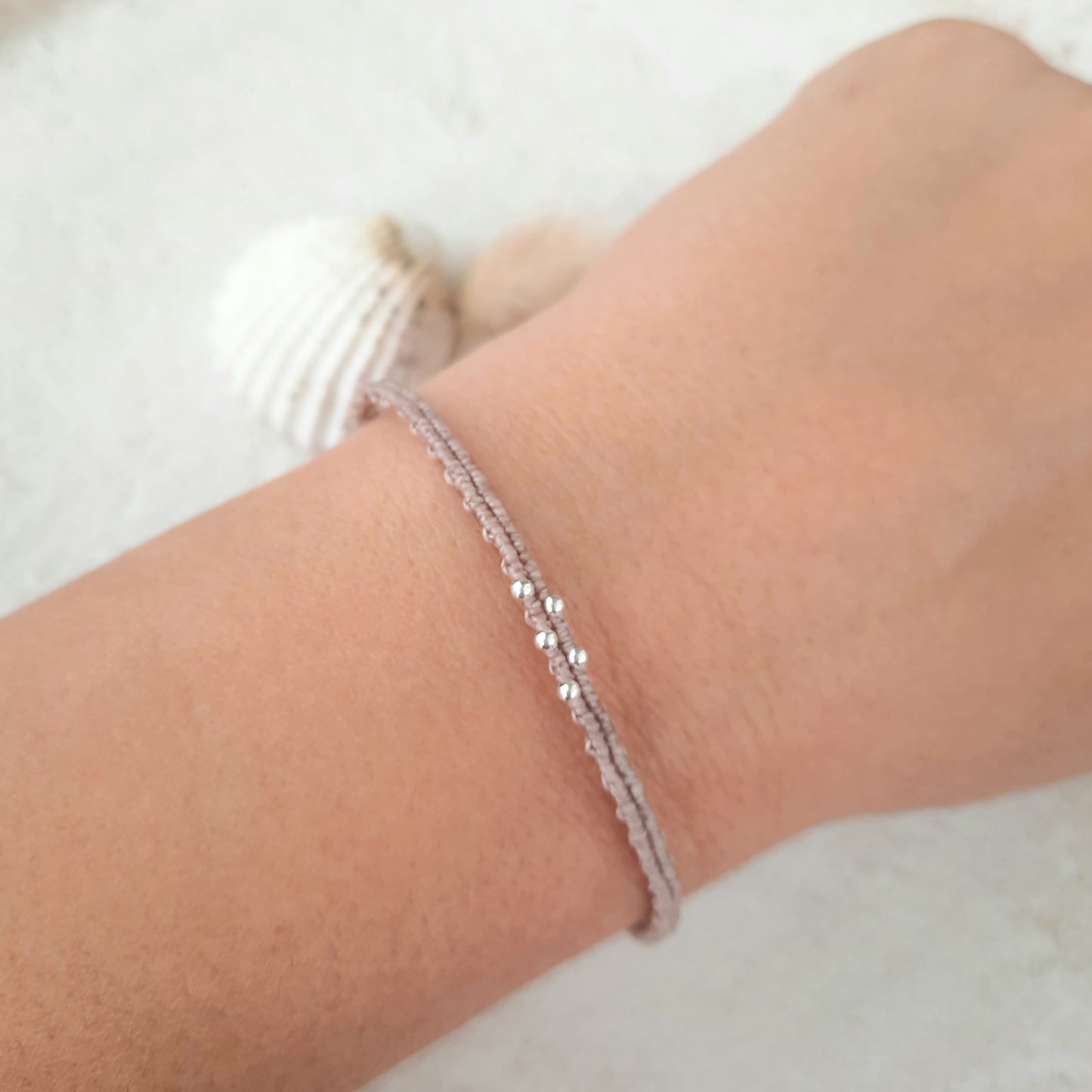 Pulsera de Macramé Minimalista con Cuentas Plateadas y Botón de Guijarro