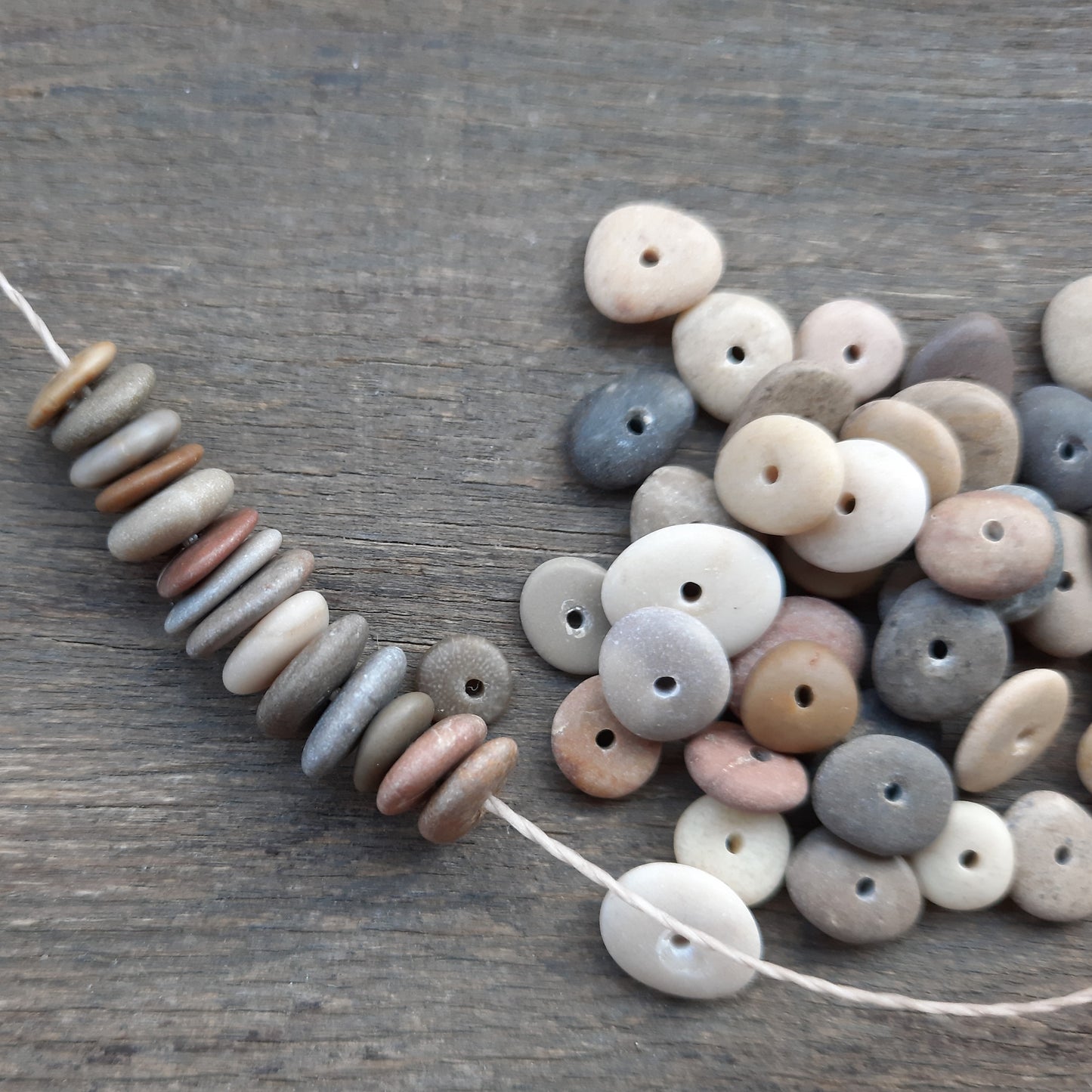 Pequeñas Piedras Perforadas: Cuentas de Piedra Marina de 5-10 mm