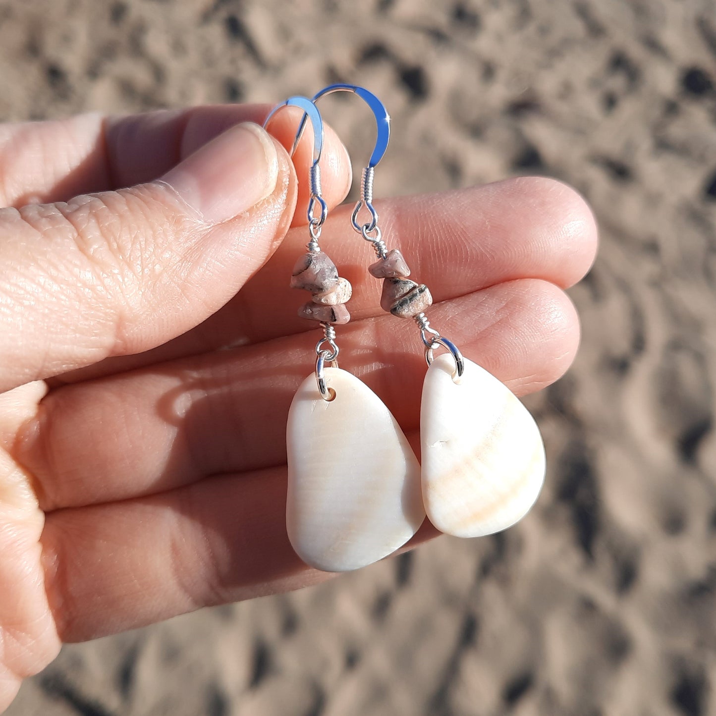 Pendientes llamativos de concha marina y rodonita