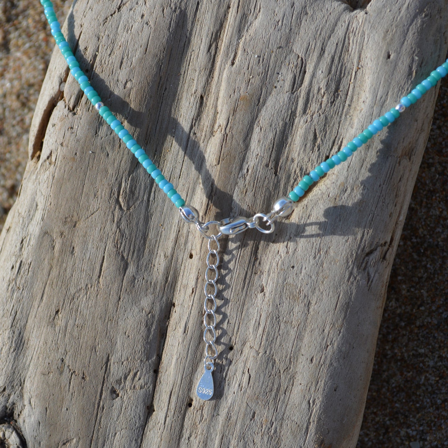 Gargantilla de cuentas pequeñas de cristal marino