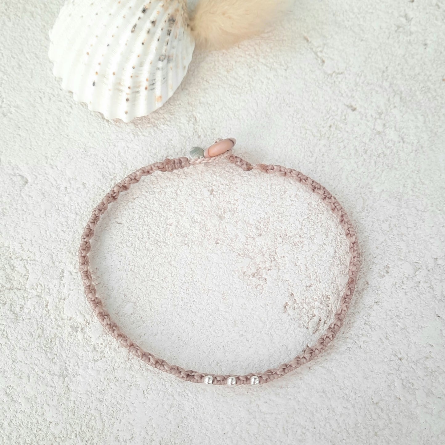 Pulsera de Macramé Minimalista con Cuentas Plateadas y Botón de Guijarro