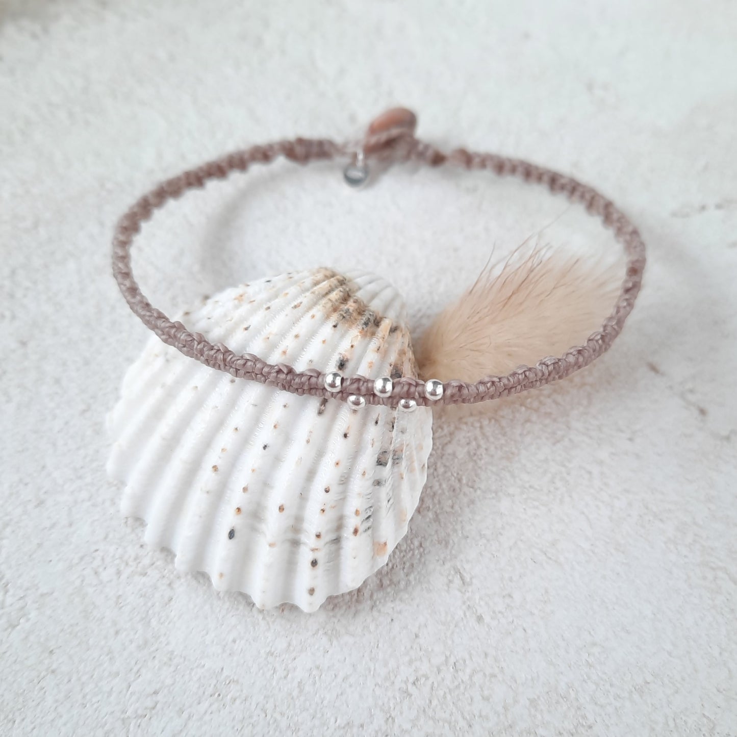 Pulsera de Macramé Minimalista con Cuentas Plateadas y Botón de Guijarro