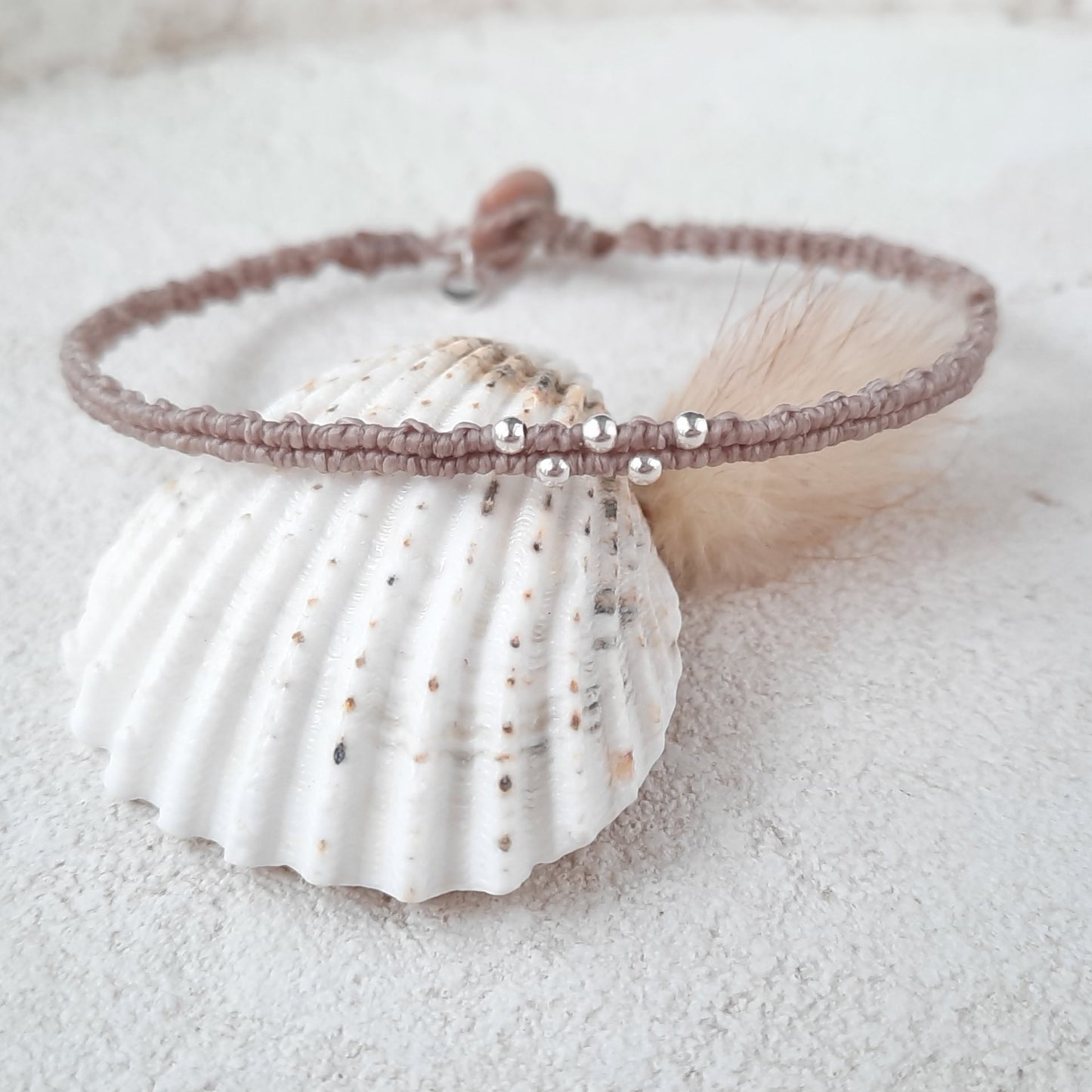 Pulsera de Macramé Minimalista con Cuentas Plateadas y Botón de Guijarro