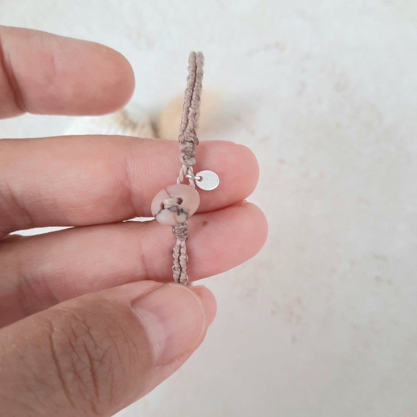 Pulsera de Macramé Minimalista con Cuentas Plateadas y Botón de Guijarro