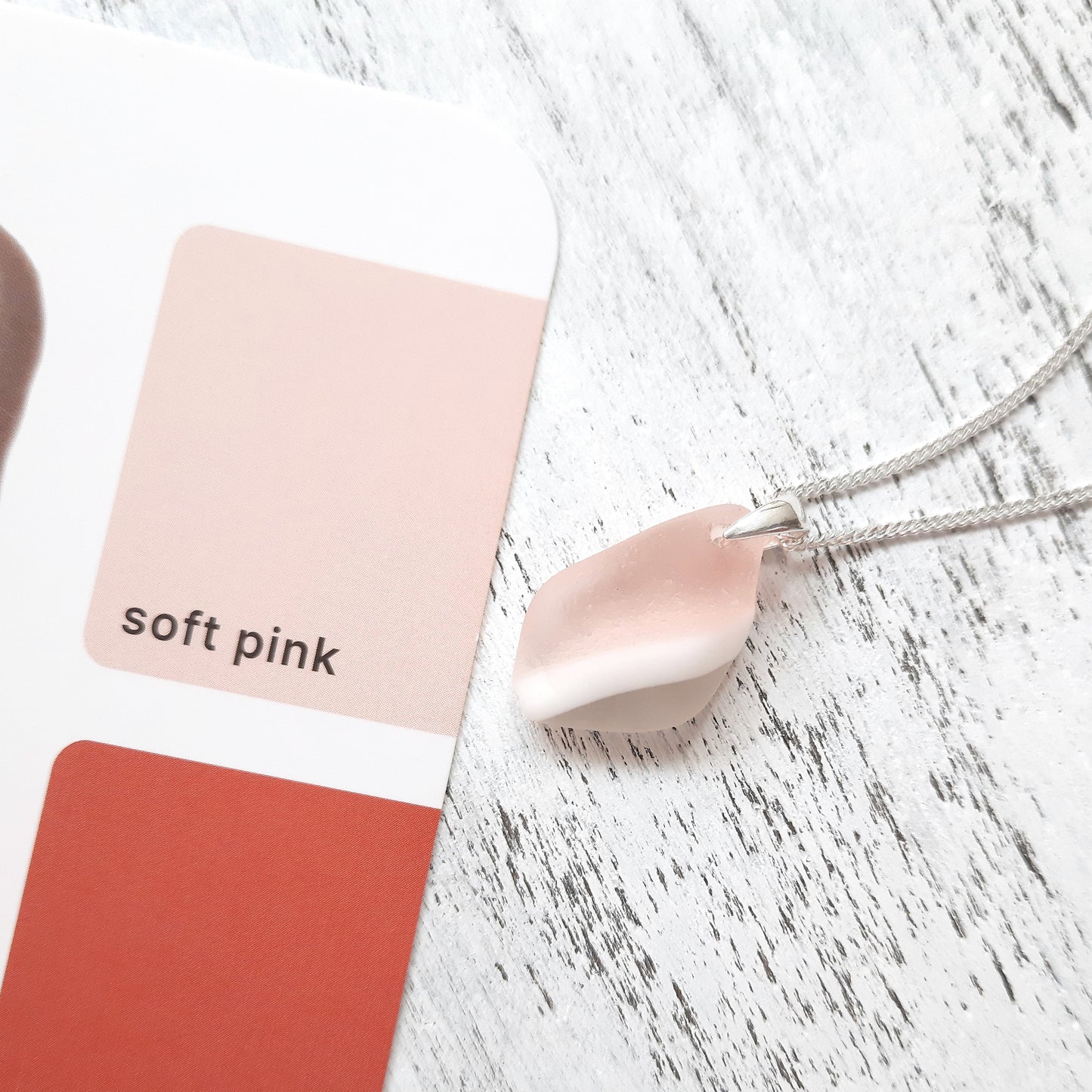 Collar de cristal marino multicolor rosa