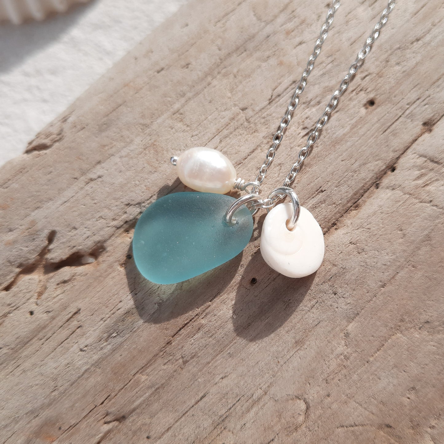 Collar de plata con cristal de mar y dijes naturales