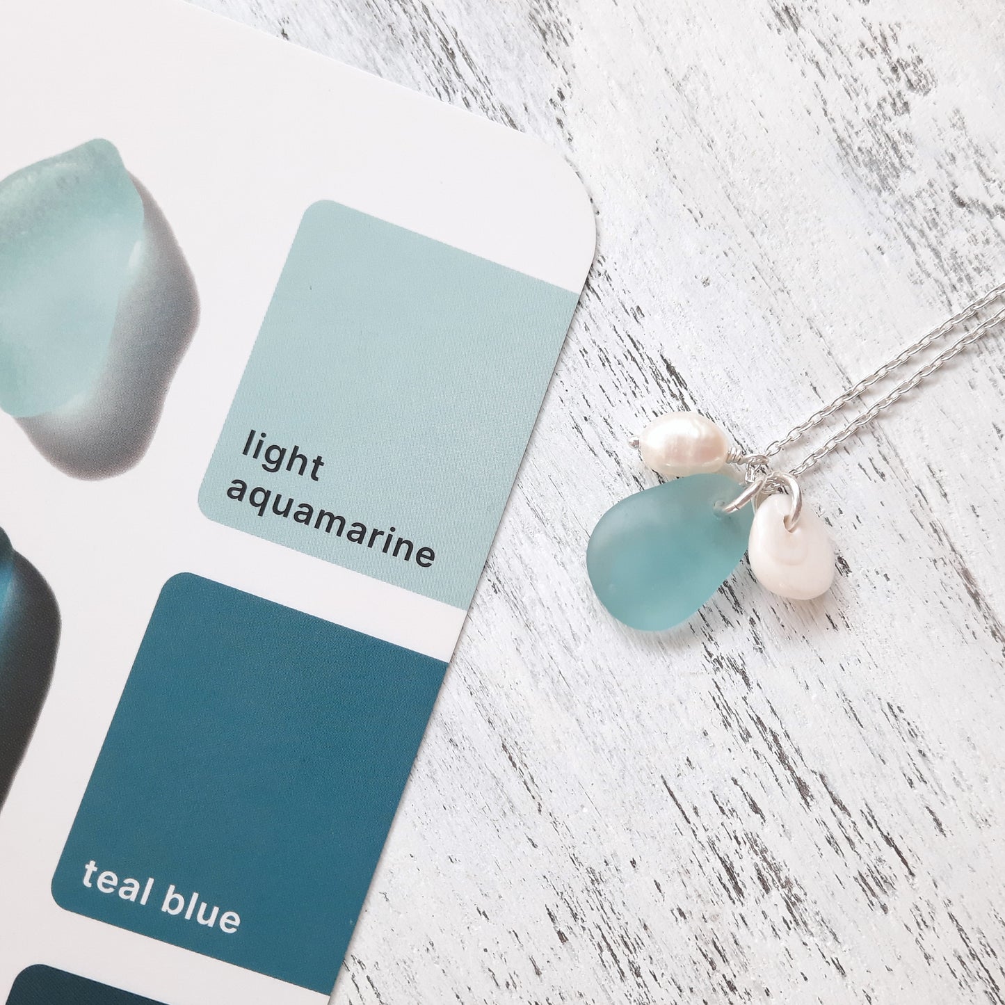 Collar de plata con cristal de mar y dijes naturales