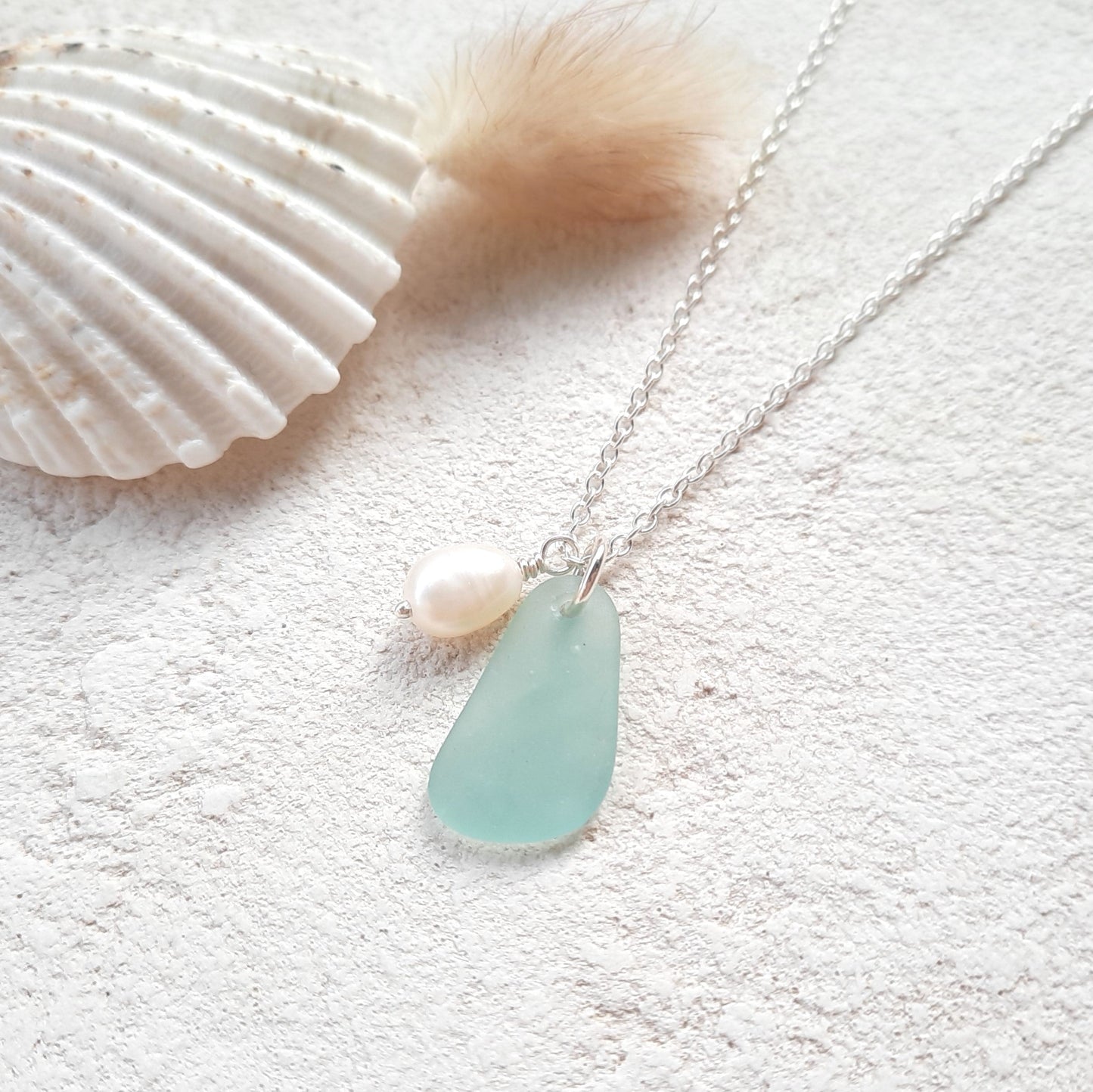 Collar con colgante de cristal de mar y abalorio de perla