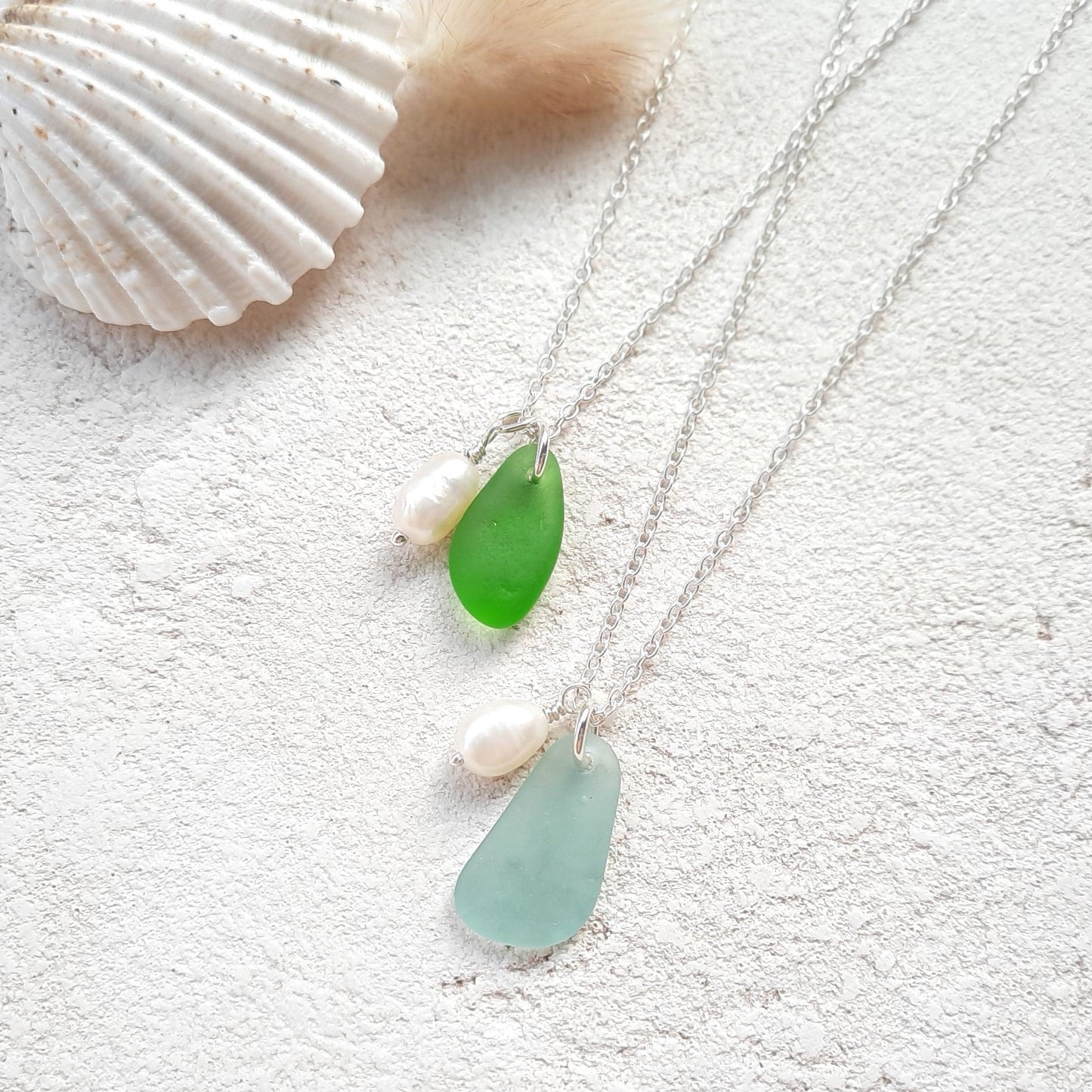 Collar con colgante de cristal de mar y abalorio de perla