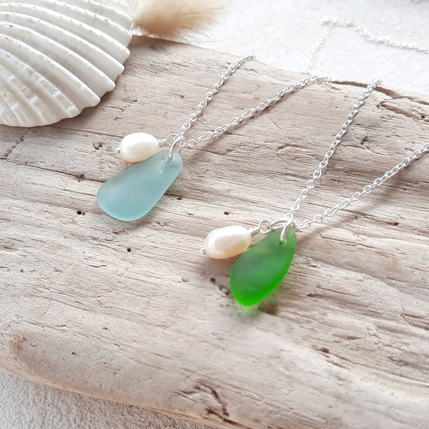 Collar con colgante de cristal de mar y abalorio de perla