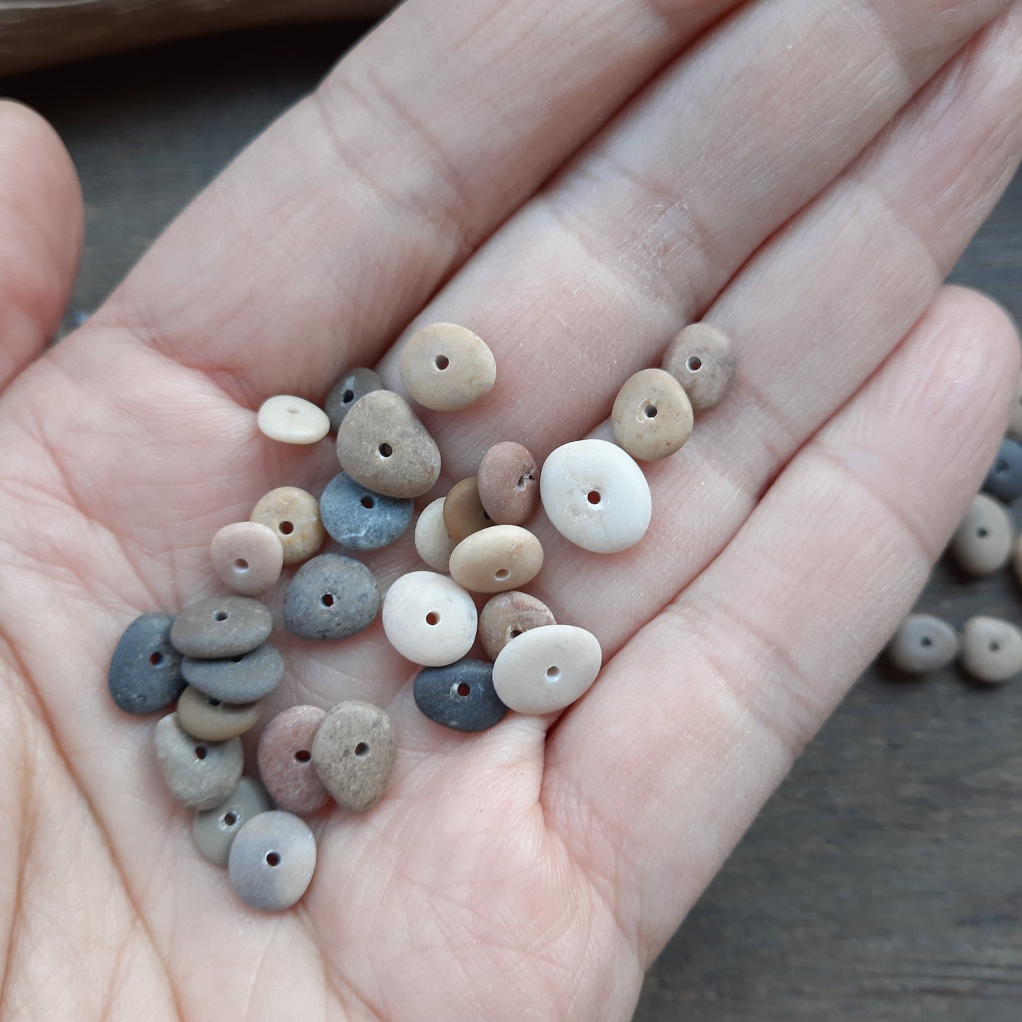 Pequeñas Piedras Perforadas: Cuentas de Piedra Marina de 5-10 mm