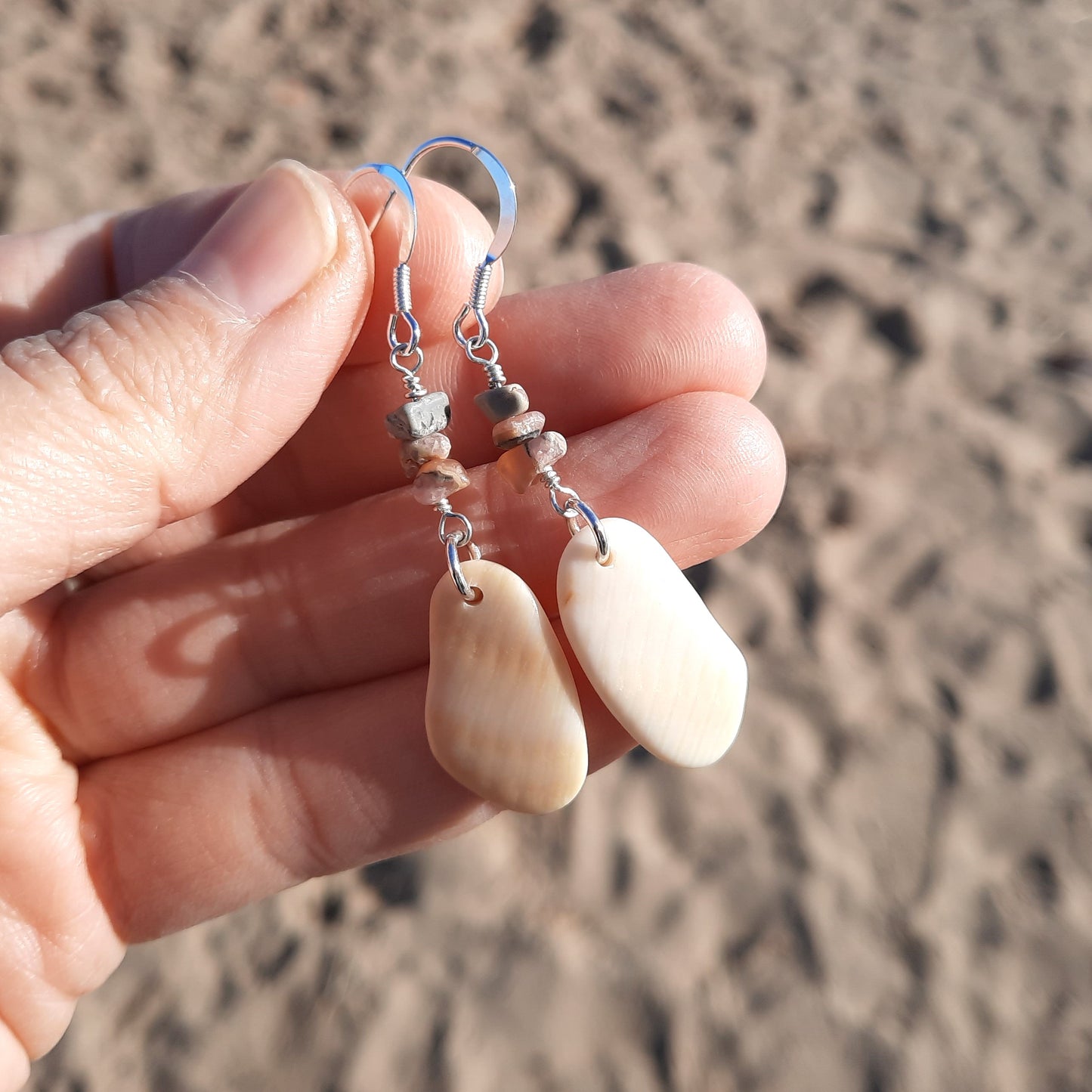 Pendientes llamativos de concha marina y rodonita