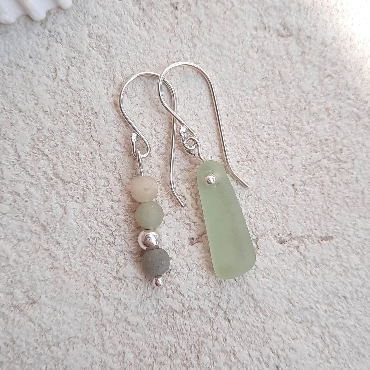 Boucles d'oreilles pendantes dépareillées en verre de mer et amazonite