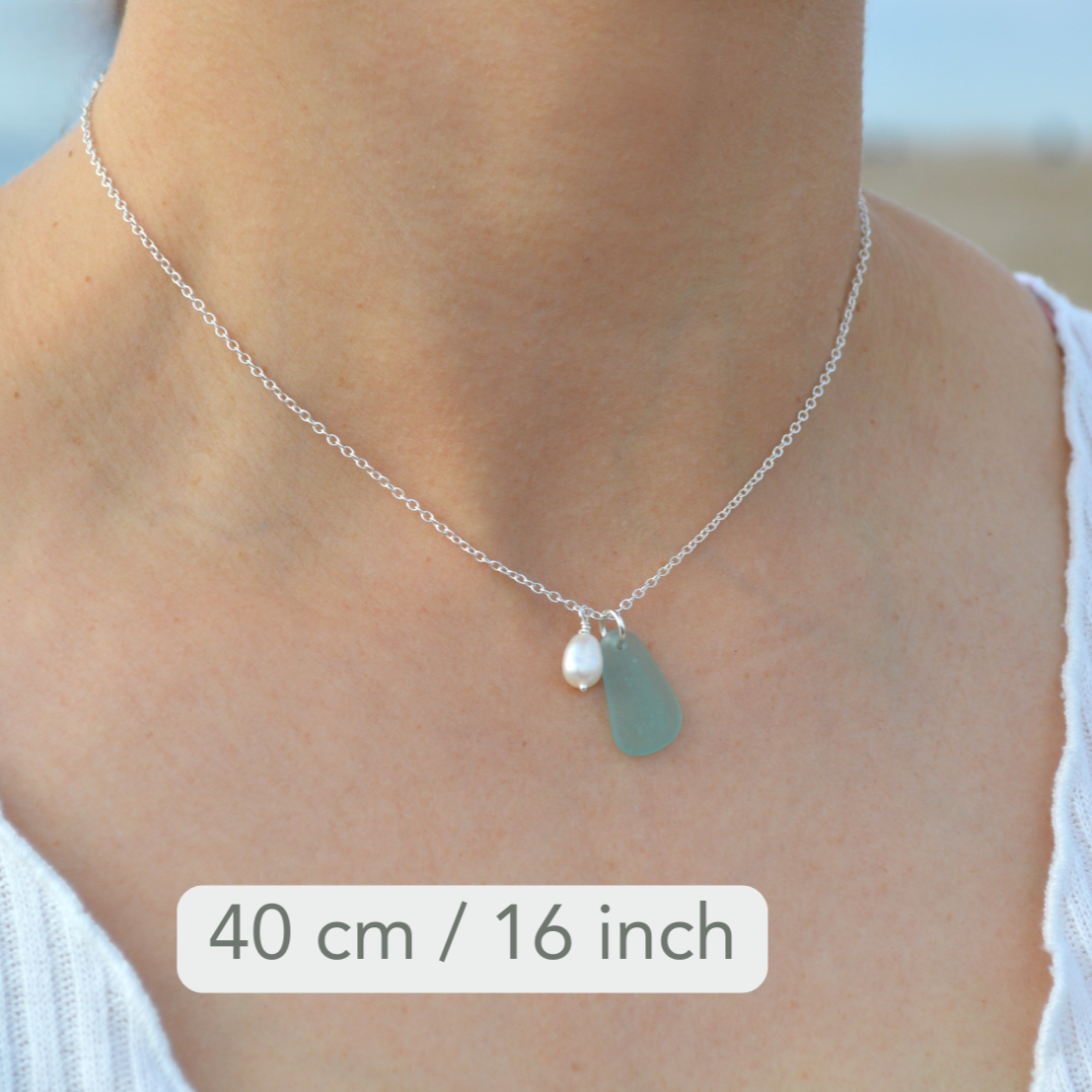 Collar con colgante de cristal de mar y abalorio de perla