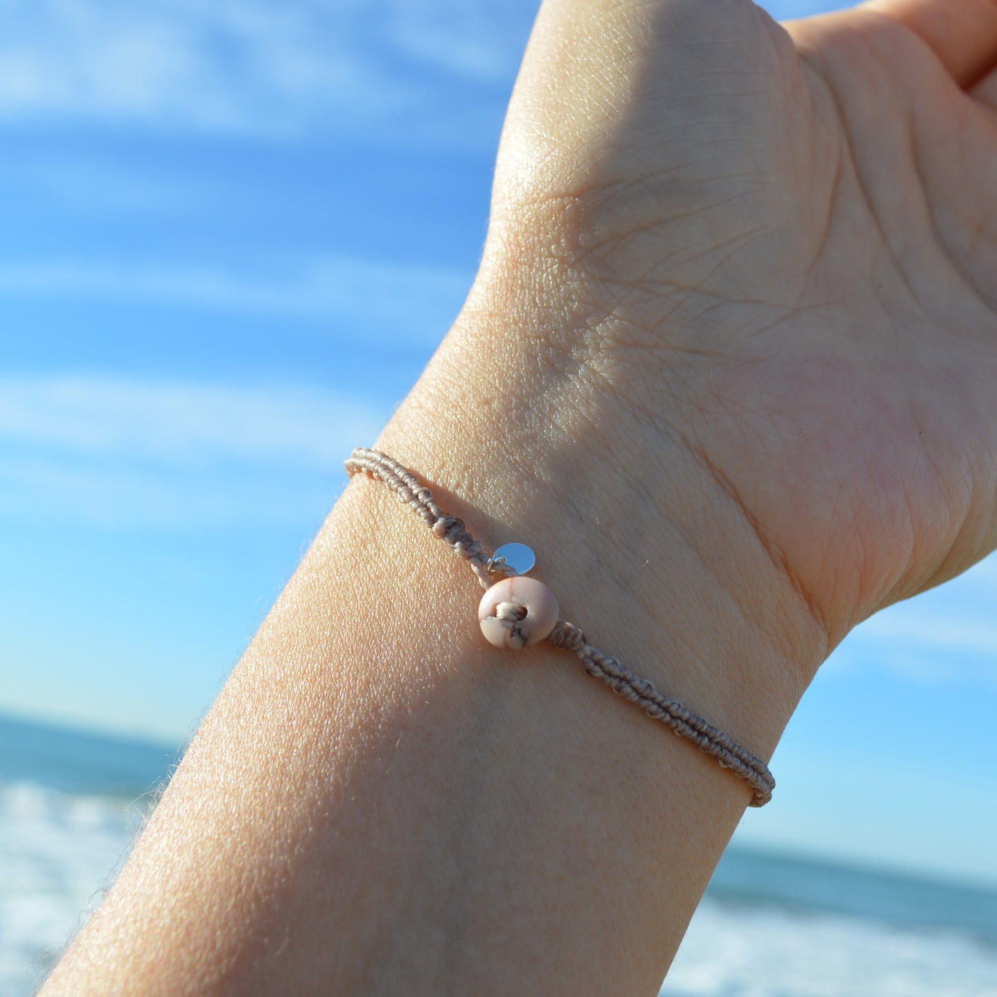 Pulsera de Macramé Minimalista con Cuentas Plateadas y Botón de Guijarro