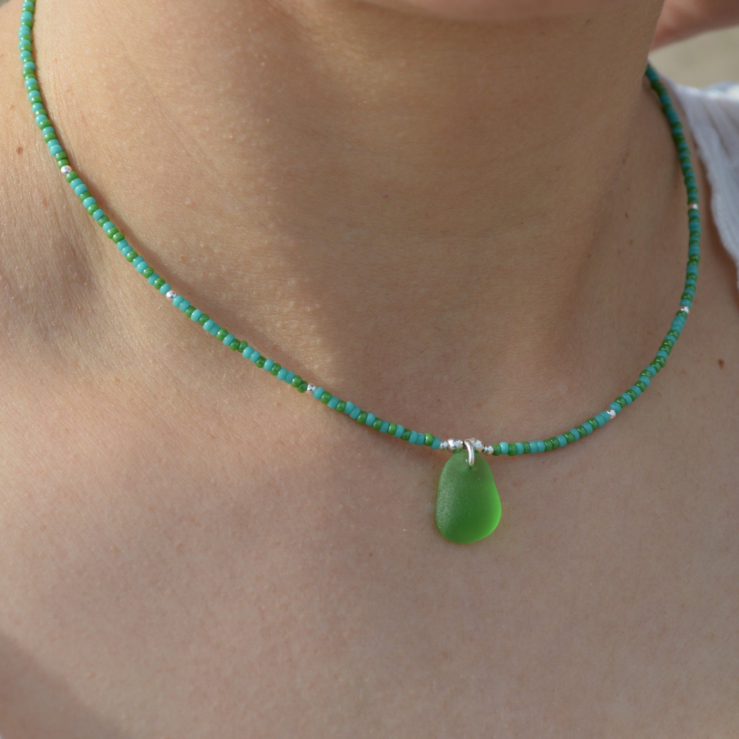 Gargantilla de cuentas pequeñas de cristal marino