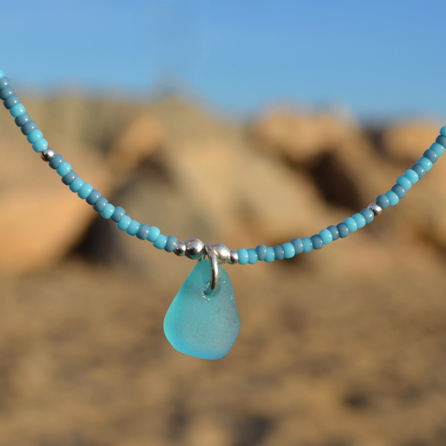 Gargantilla de cuentas pequeñas de cristal marino