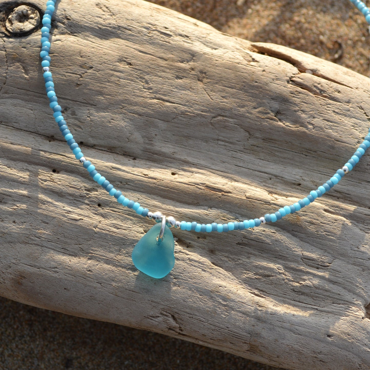 Gargantilla de cuentas pequeñas de cristal marino