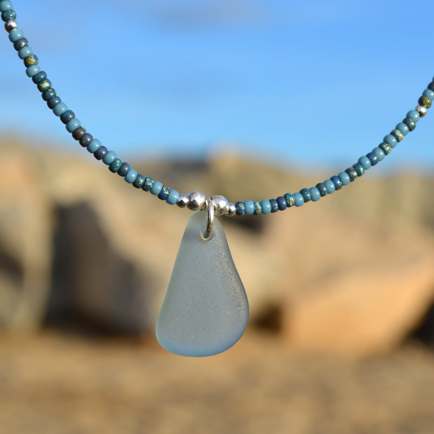 Gargantilla de cuentas pequeñas de cristal marino