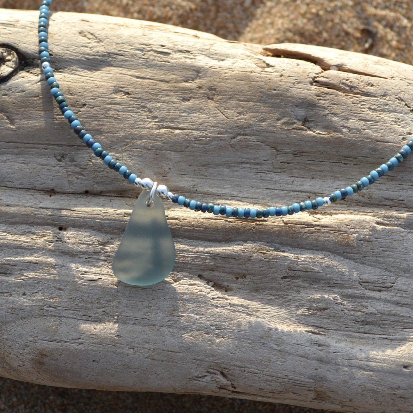 Gargantilla de cuentas pequeñas de cristal marino