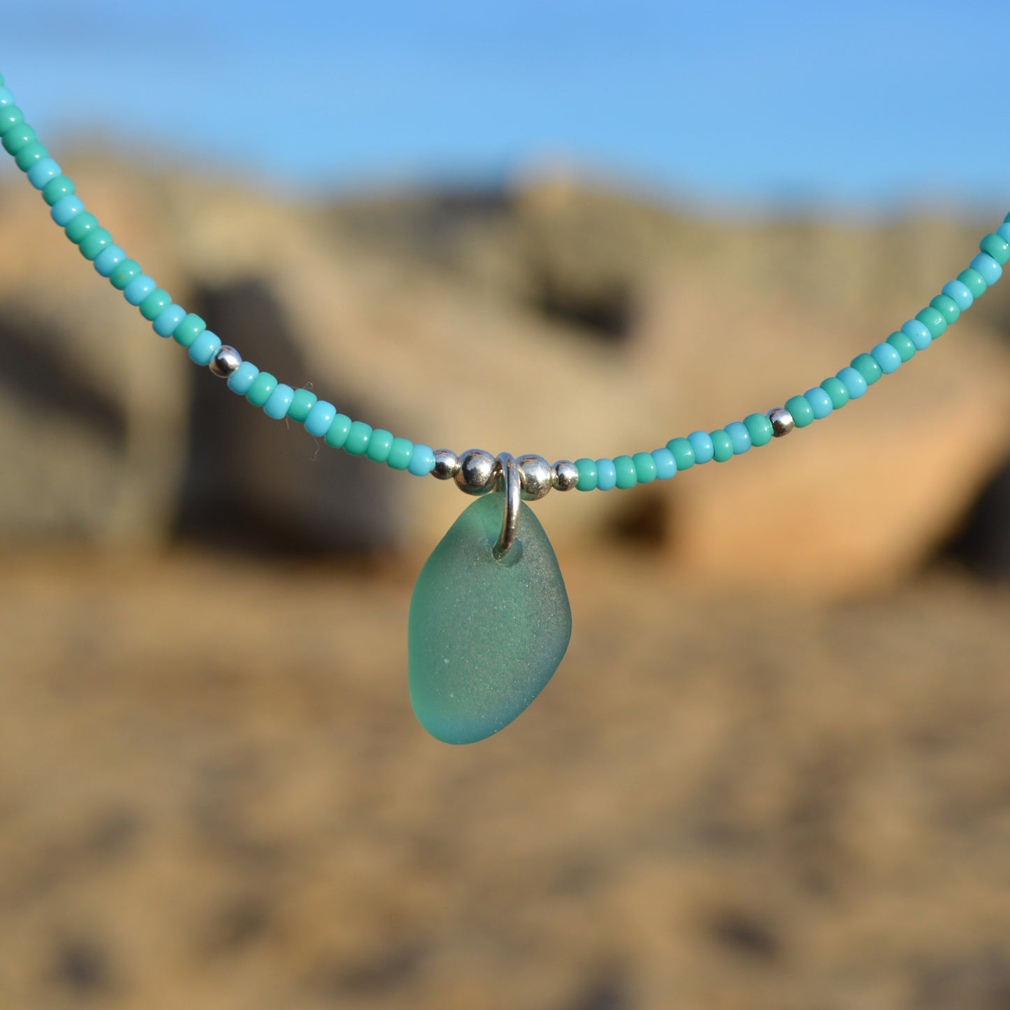 Gargantilla de cuentas pequeñas de cristal marino