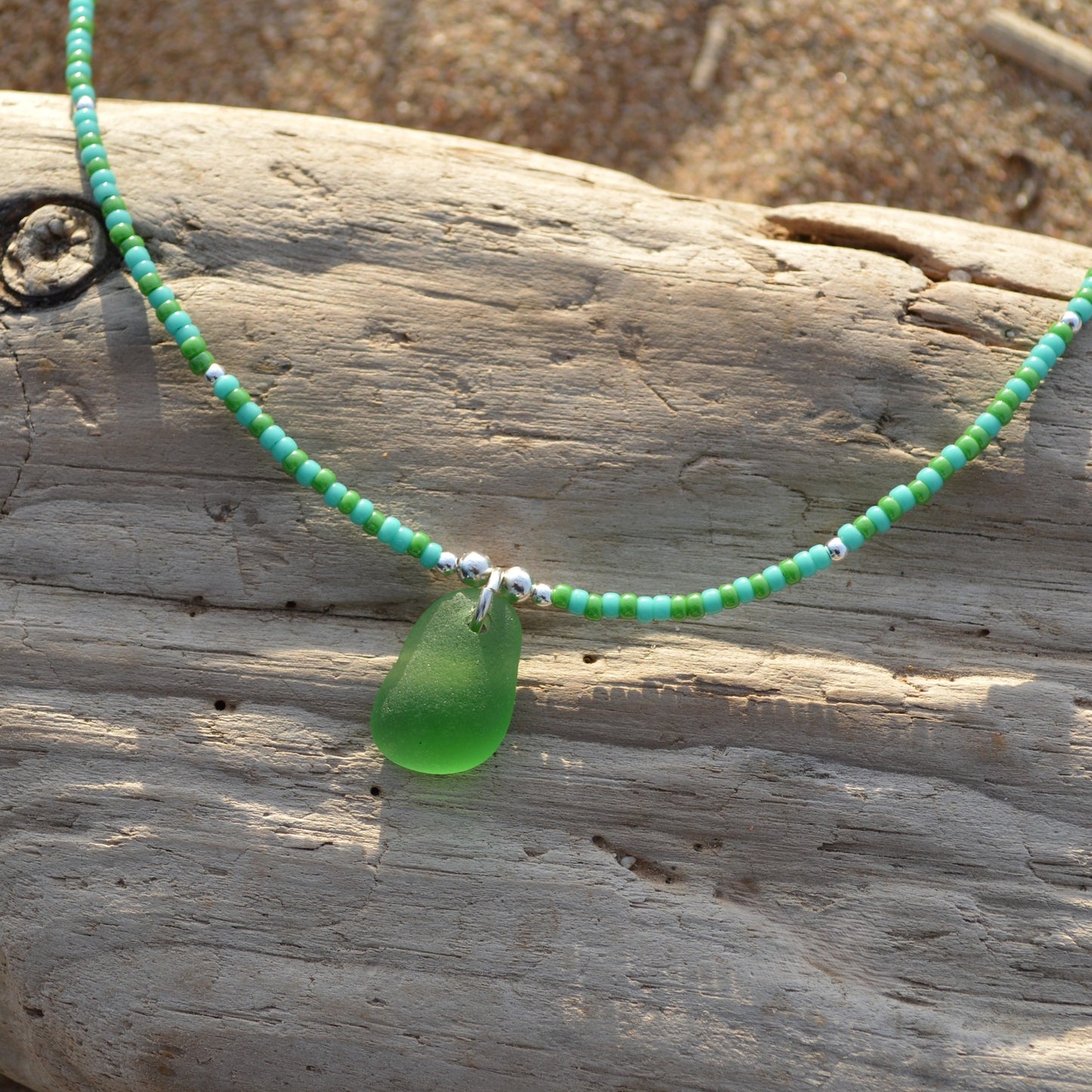 Gargantilla de cuentas pequeñas de cristal marino