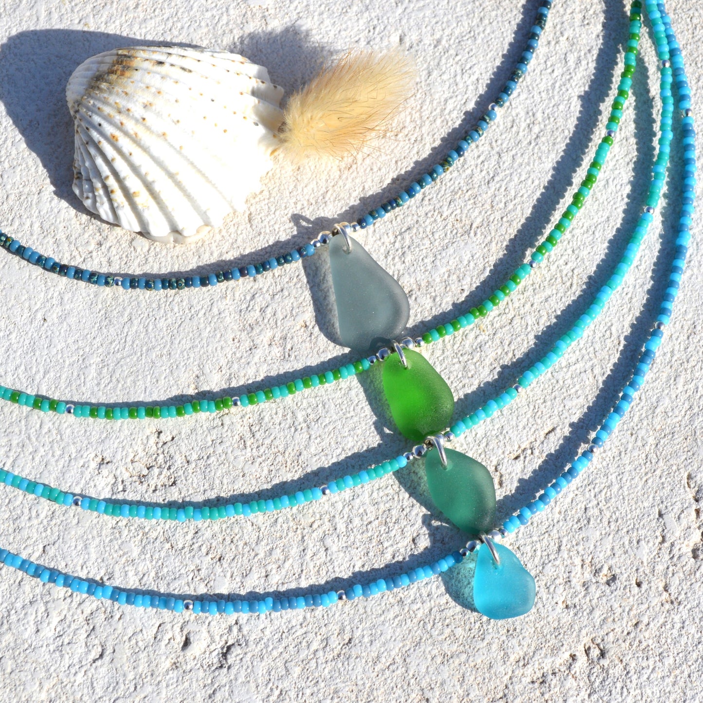 Gargantilla de cuentas pequeñas de cristal marino