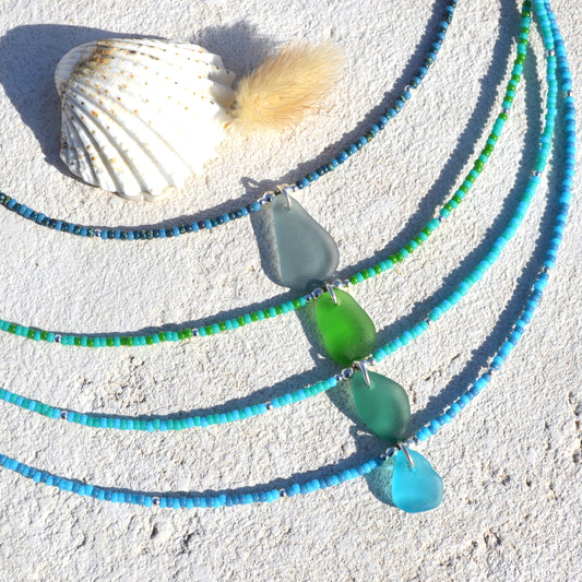 Gargantilla de cuentas pequeñas de cristal marino